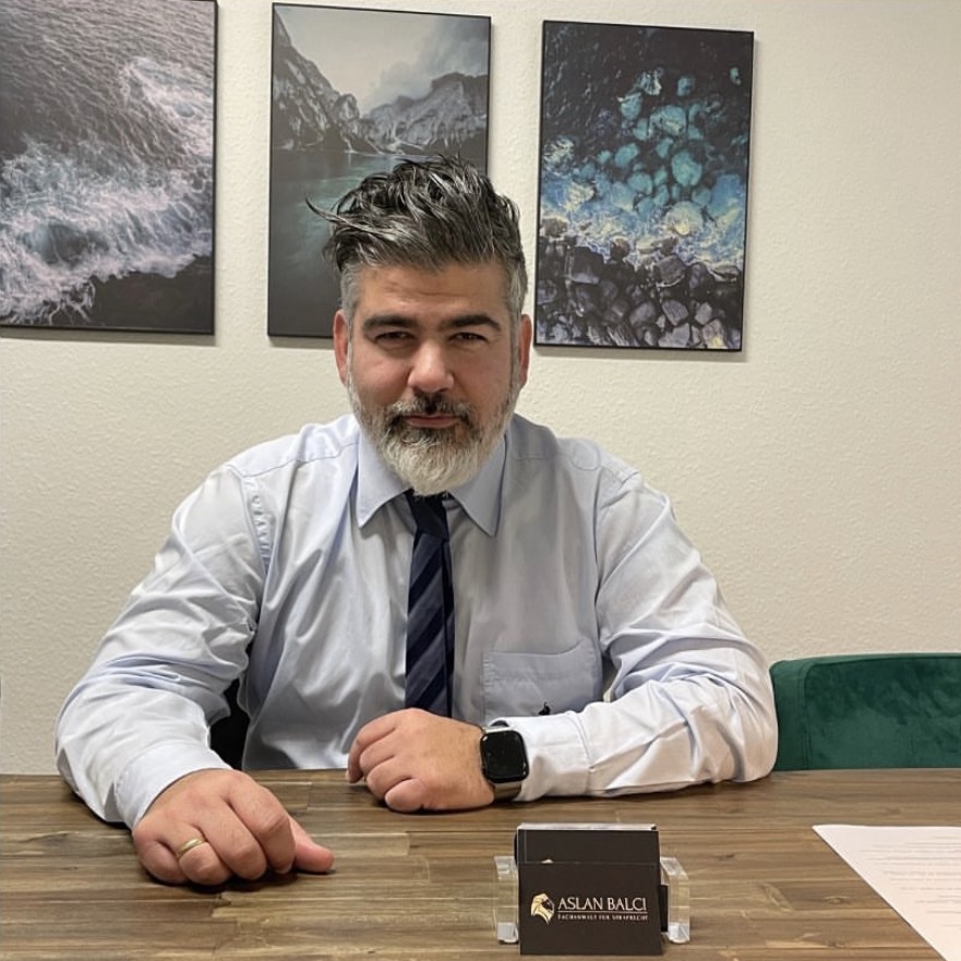 Aslan Balci, Fachanwalt für Strafrecht, im Büro
