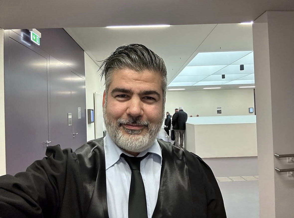 Rechtsanwalt Aslan Balci im Gerichtsgebäude